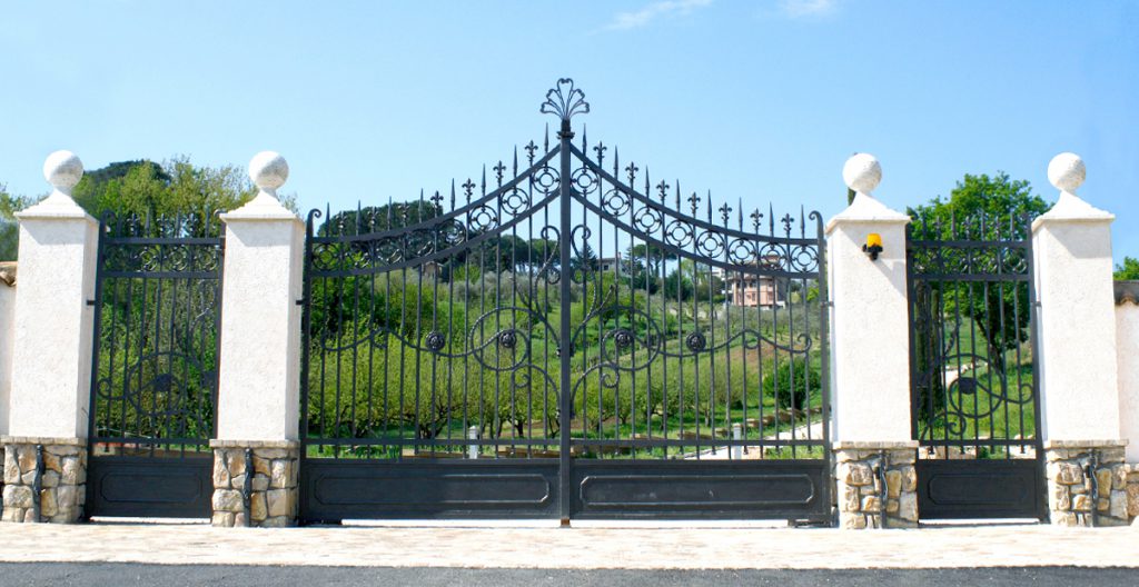 Foto di un elegante cancello in ferro d'ingresso per Villa Relais Reggimenti, carrabile, centinato, con due cancelletti pedonali.