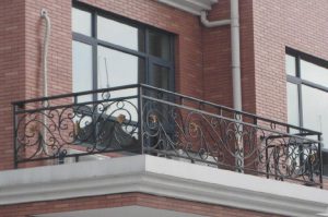 Foto di una ringhiera in ferro decorata per balcone, con volute.
