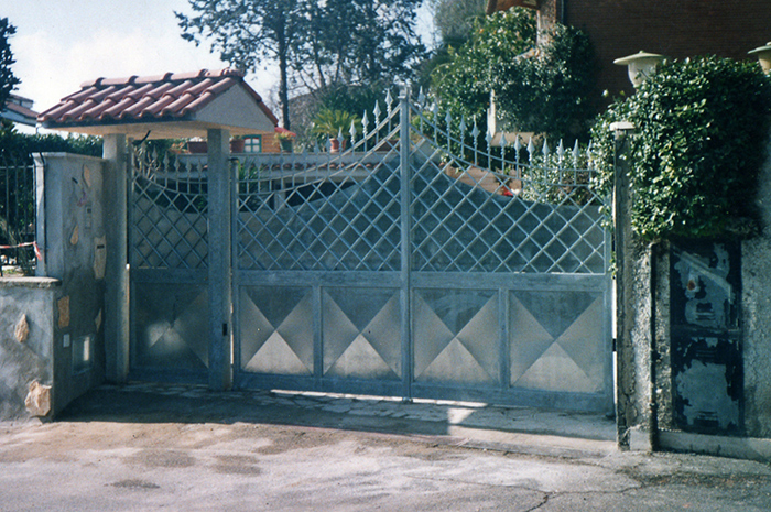 Foto di un cancello carrabile e del cancelletto pedonale.